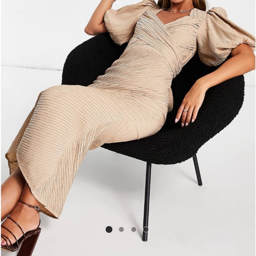 LOOKING FOR THIS DRESS!!
